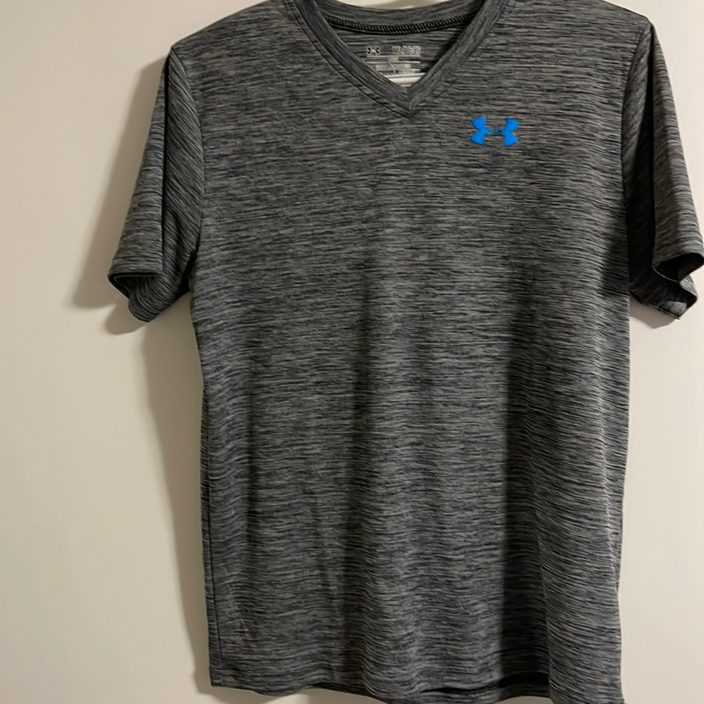 Under amor youth loose heart gear t shirt.